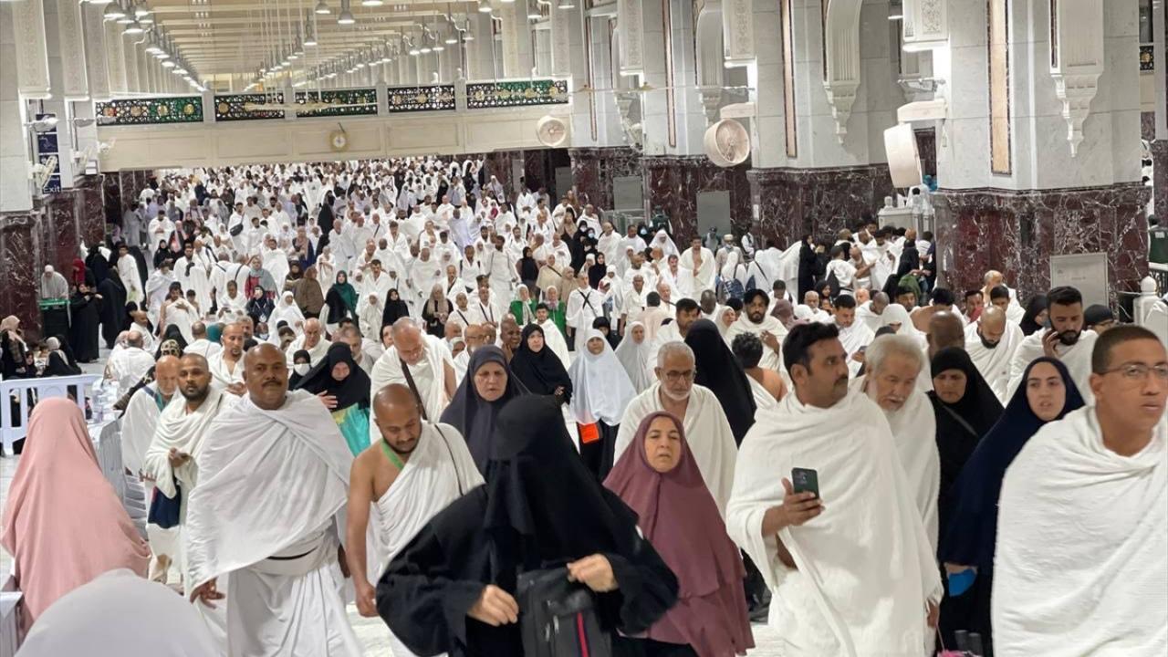 Hac Mevsimi Öncesinde Binlerce Müslüman Mescid-i Haram'ı Ziyaret Etti