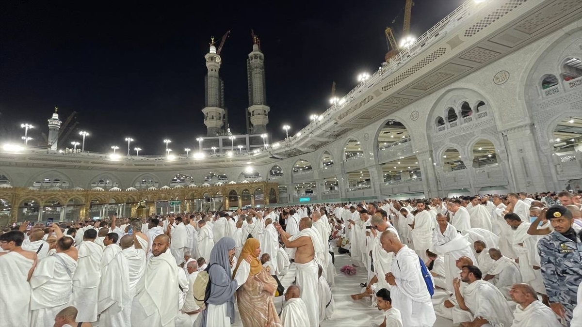 Hac Mevsimi Öncesinde Binlerce Müslüman Mescid-i Haram'ı Ziyaret Etti