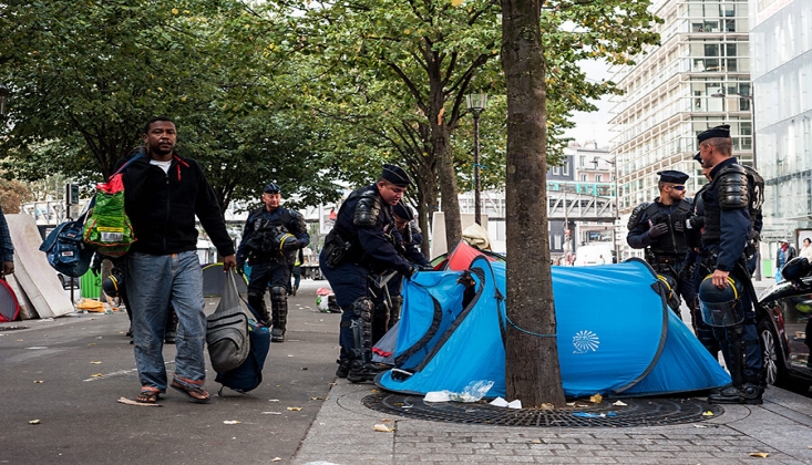 Fransa'da Evsizler Paris Valiliği Önünde Çadır Kurdu
