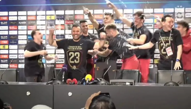 Futbolcular Okan Buruk'un Basın Toplantısını Bastı!