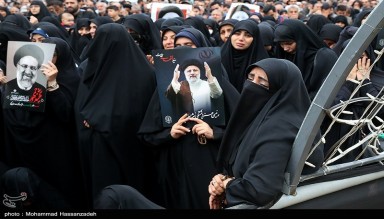 İran Siyaha Büründü