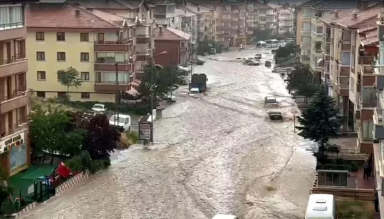 Ankara Sağanak Yağışa Teslim Oldu! Yollar Göle Döndü, Evleri Su Bastı
