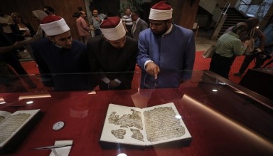 Mısır'da Restorasyonu Tamamlanan 1400 Yıllık El Yazması Kur'an-ı Kerim Sergilendi