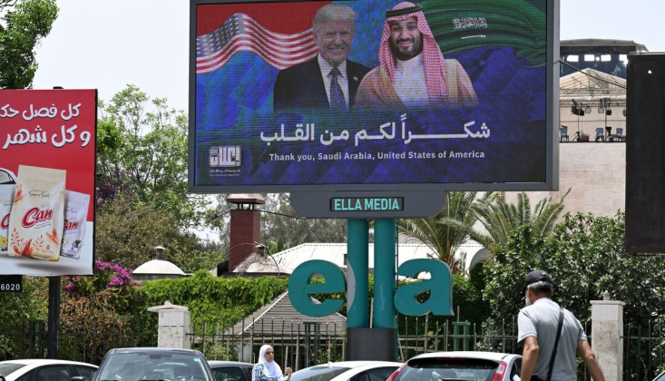  İşte HTŞ Suriye’si: Emevi Meydanı’nda ‘Teşekkür Ederiz Trump’ Yazıyor
