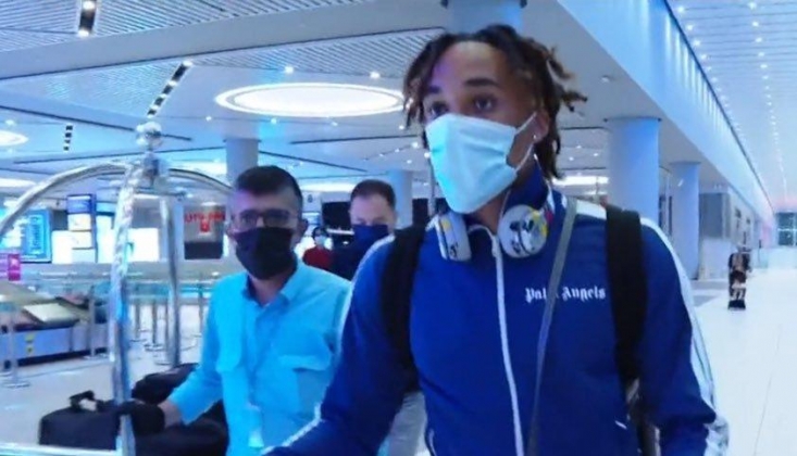 Galatasaray’ın Yeni Sağ Beki Sacha Boey, İstanbul’a Geldi