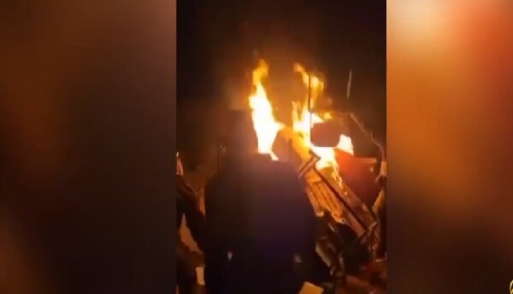 Suriyeliler Siyonist Askerlere Ait Paketleri Ateşe Verdi