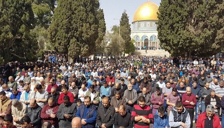 40 Bin Filistinli Cuma Namazını Mescid-i Aksa'da Kıldı