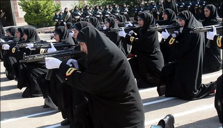 İran'da Kadın Polislerin Eğitiminden Bir Kesit