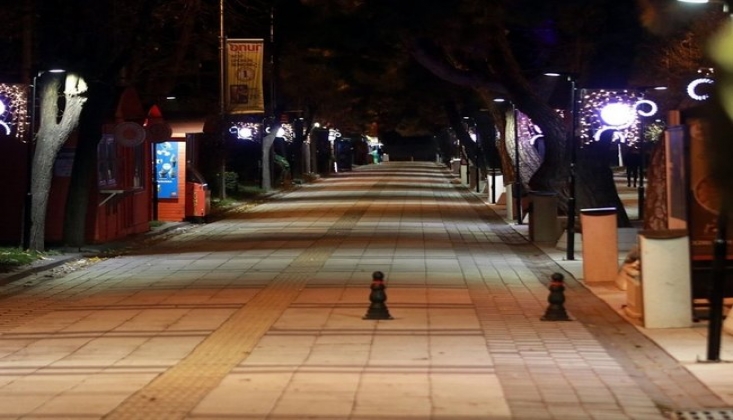 'İstanbul ve İzmir'de Kısıtlamaların Devam Etmesi Planlanıyor'