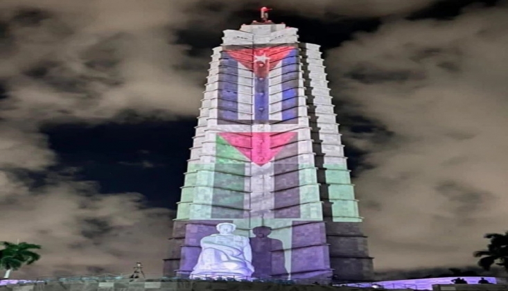 Küba'da Devrim Meydanı'ndaki José Martí Anıtı'na Filistin Bayrağı Yansıtıldı