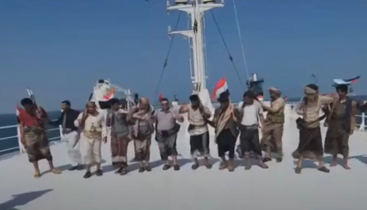 Yemenliler Ele Geçirdikleri İsrail Gemisinde ‘Bayram Kutlaması’ Yaptı