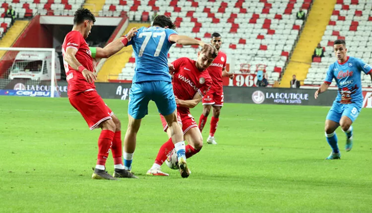 Antalyaspor, Serie A'nın Lideri Napoli'ye 3 - 2 Kaybetti