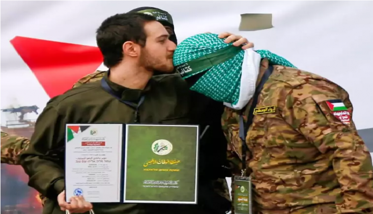 Esir Takasında Tarihe Geçecek Görüntüler; Bir Rehine Hamas Üyelerinin Alnını Öptü