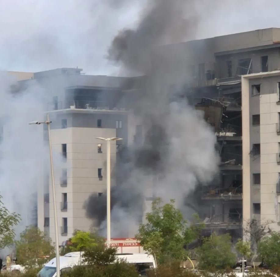 İran’ın Fırlattığı Füze Be'er Sheva'ya İsabet Etti