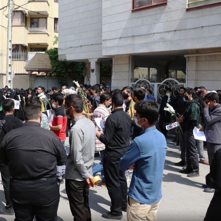 Afganistan'daki Okul Saldırısı İran'da Protesto Edildi