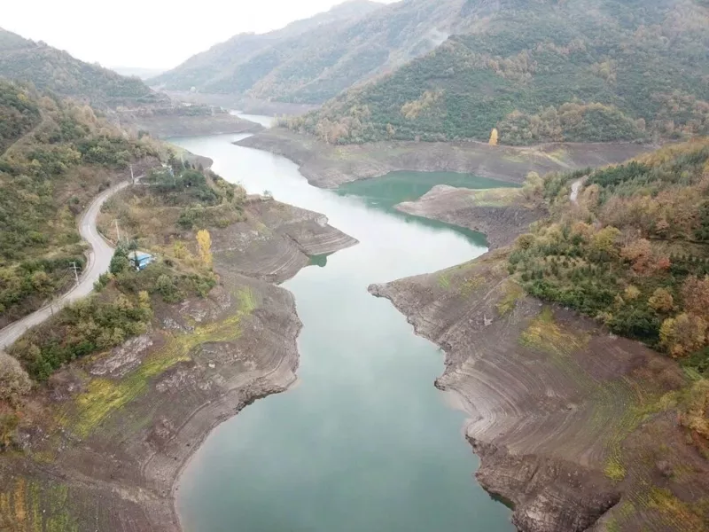 Yuvacık Barajı'nda Su Seviyesi Azaldı, Köprü Ortaya Çıktı