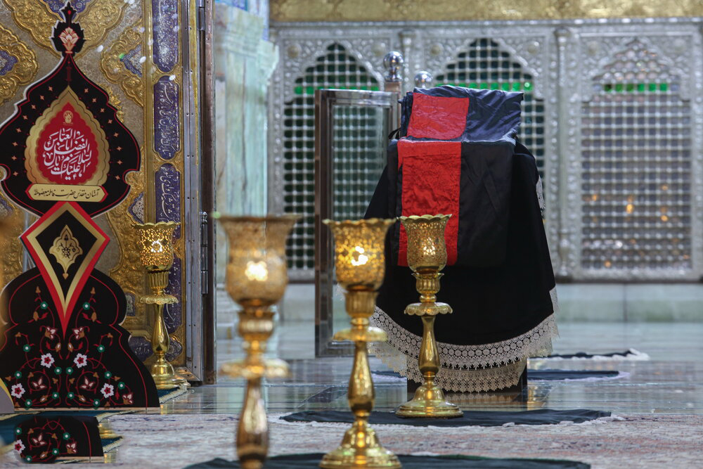 Hz. Masume (s.a)Türbesi'ne Siyah Bayrak Asıldı