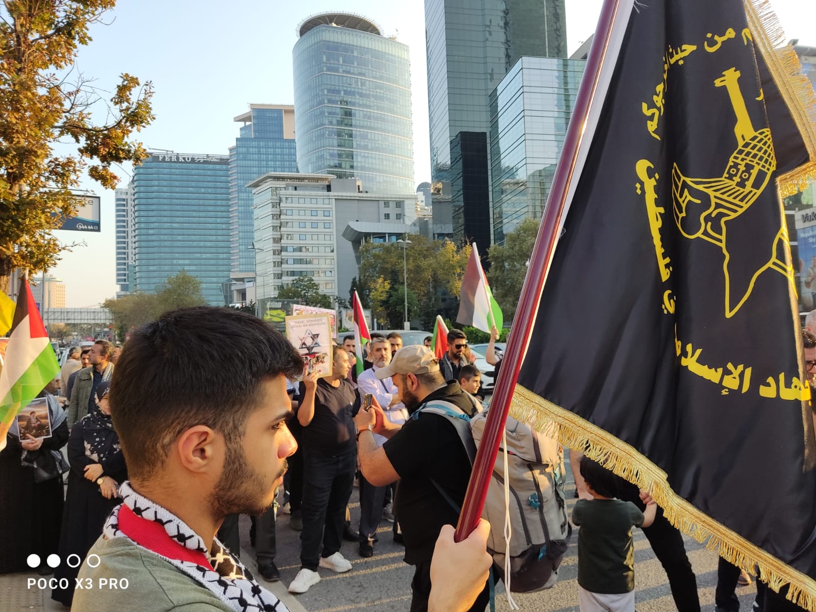 İstanbul'da İsrail Konsolosluğu Önünde Filistin ve Lübnan'a Yönelik Saldırılar Protesto Edildi