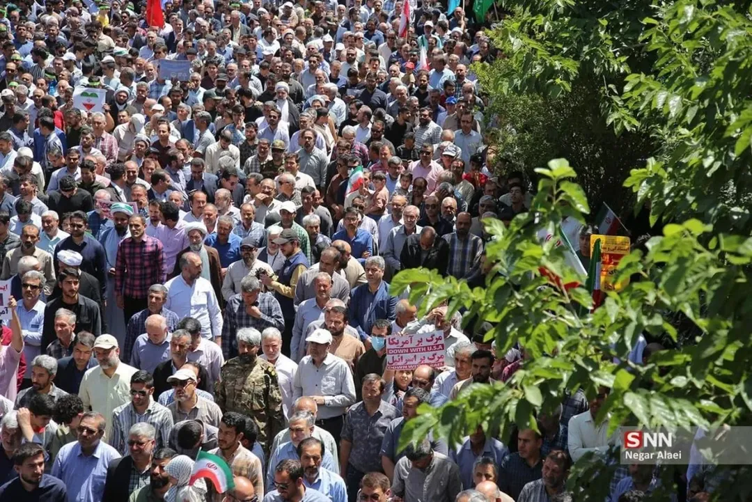 Tahran Halkı Aileleri İle Cuma Namazında 