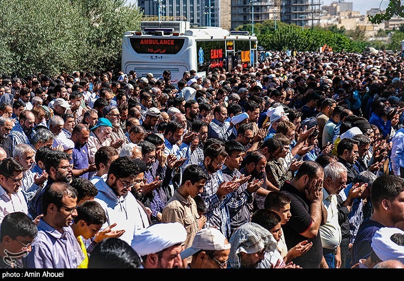 Tahran’da Cuma Namazı İmam Hamanei İmametinde Kılındı