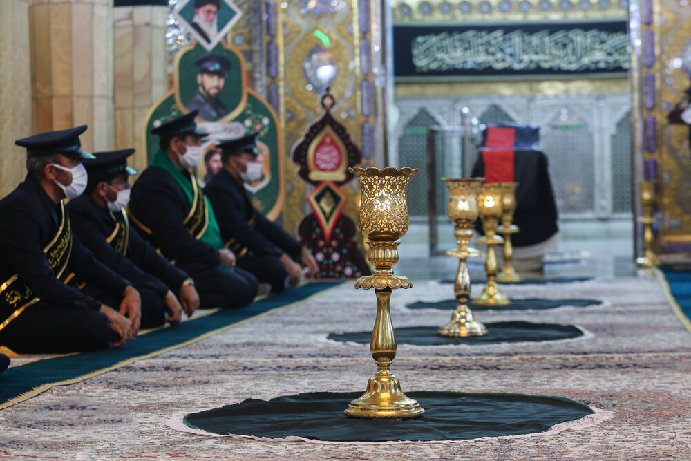 Hz. Masume (s.a)Türbesi'ne Siyah Bayrak Asıldı
