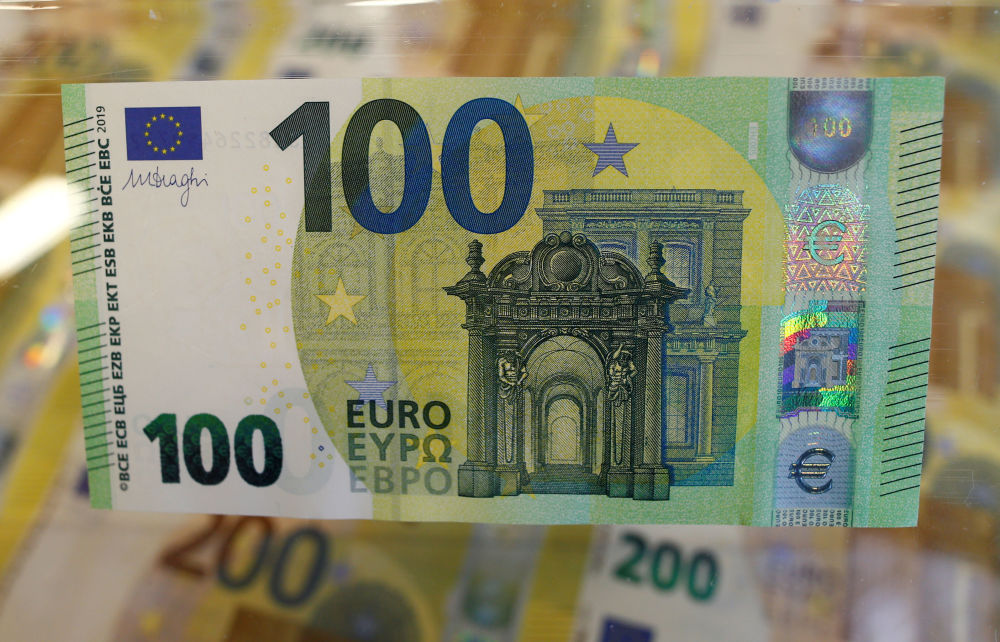 Yeni 100 ve 200 euro'luk banknotlar tedavüle girdi