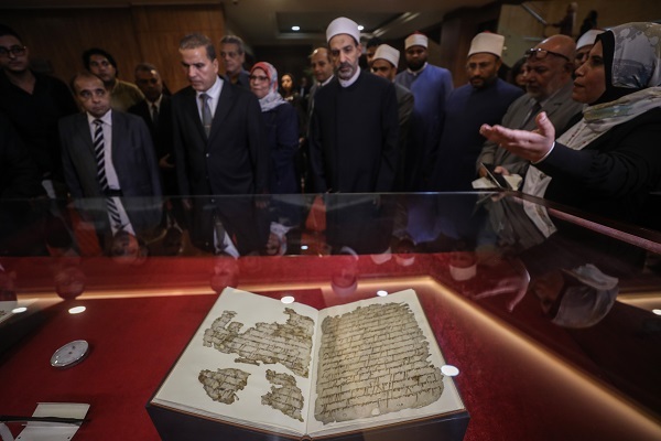 Mısır'da Restorasyonu Tamamlanan 1400 Yıllık El Yazması Kur'an-ı Kerim Sergilendi