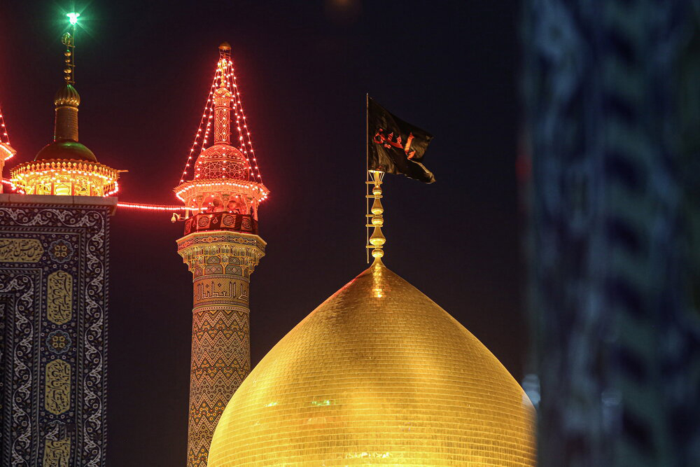 Hz. Masume (s.a)Türbesi'ne Siyah Bayrak Asıldı