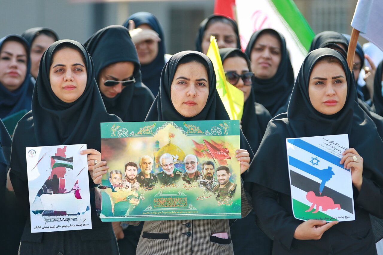 İran'da Sağlık Çalışanları İsrail'i Protesto Etti