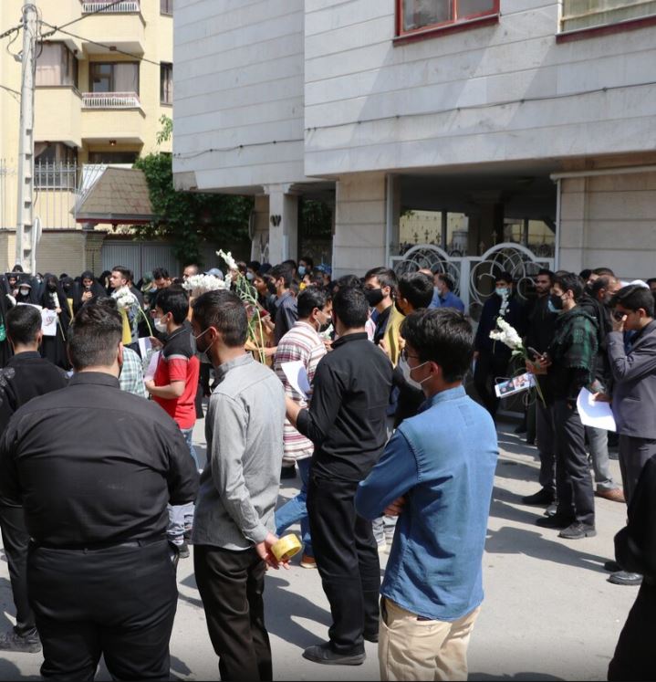 Afganistan'daki Okul Saldırısı İran'da Protesto Edildi