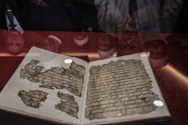 Mısır'da Restorasyonu Tamamlanan 1400 Yıllık El Yazması Kur'an-ı Kerim Sergilendi