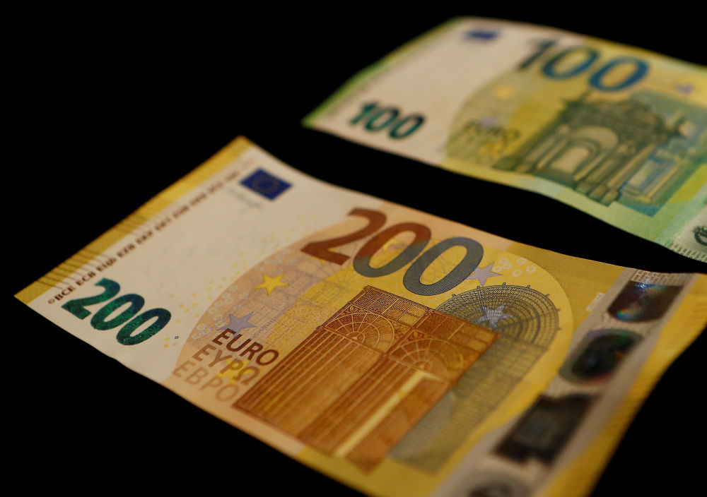 Yeni 100 ve 200 euro'luk banknotlar tedavüle girdi