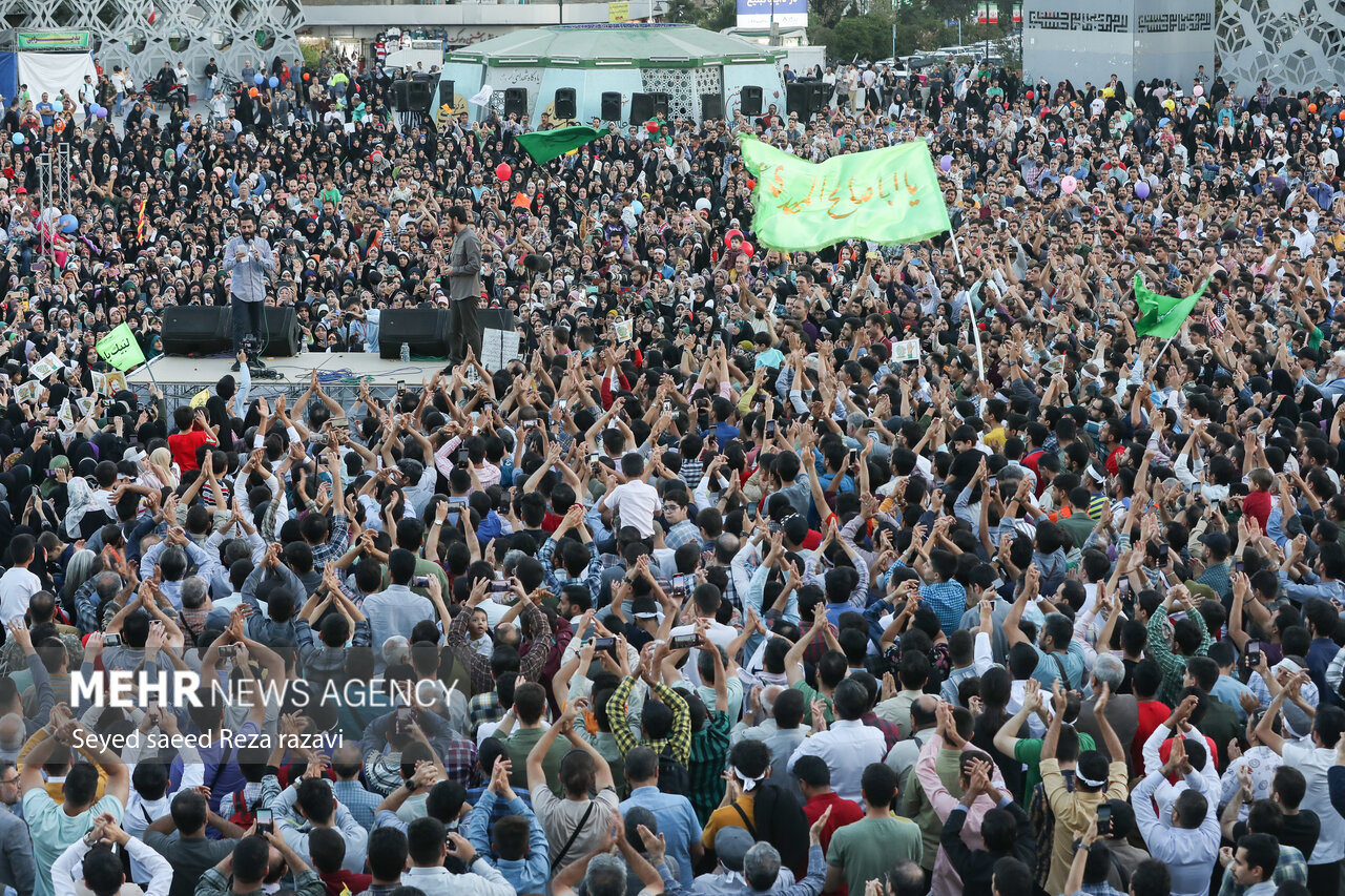 Tahran’da Kutlama