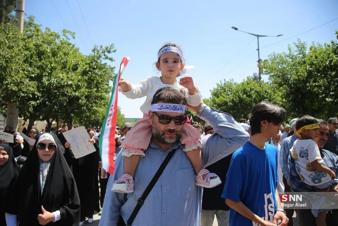 Tahran Halkı Aileleri İle Cuma Namazında 