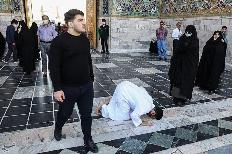 İmam Rıza'nın (a.s) Kutsal Türbesi Ziyaretçiye Açıldı