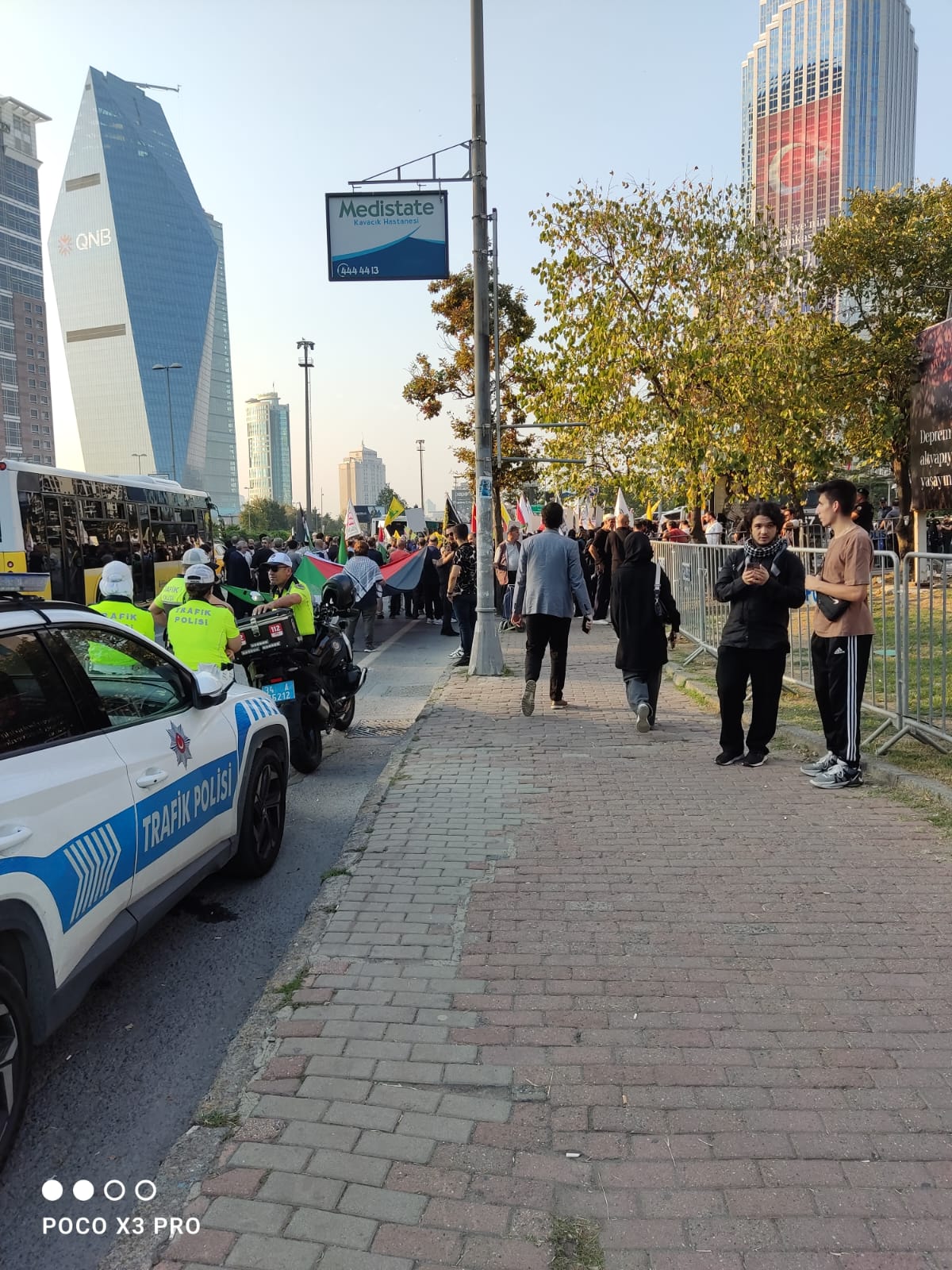 İstanbul'da İsrail Konsolosluğu Önünde Filistin ve Lübnan'a Yönelik Saldırılar Protesto Edildi