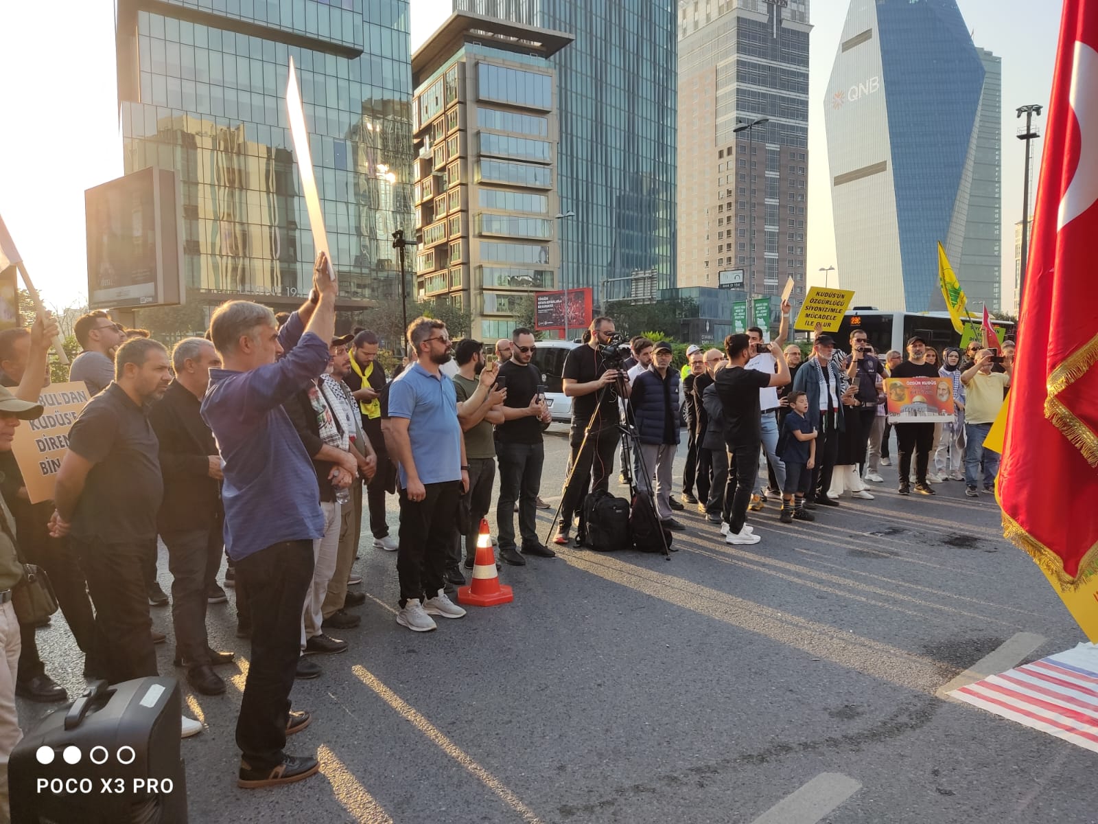 İstanbul'da İsrail Konsolosluğu Önünde Filistin ve Lübnan'a Yönelik Saldırılar Protesto Edildi