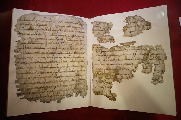 Mısır'da Restorasyonu Tamamlanan 1400 Yıllık El Yazması Kur'an-ı Kerim Sergilendi