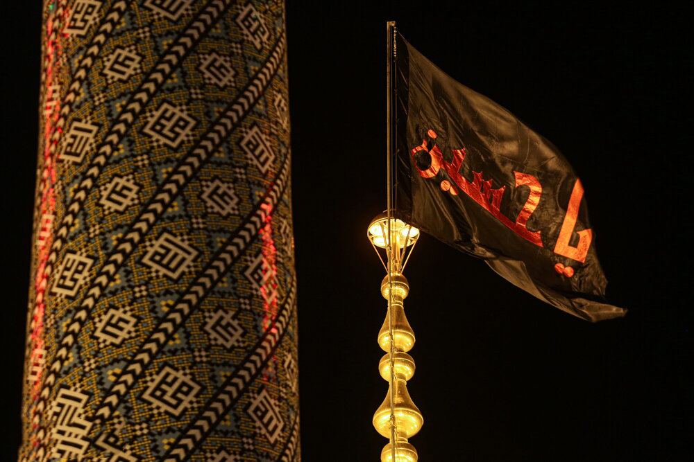 Hz. Masume (s.a)Türbesi'ne Siyah Bayrak Asıldı