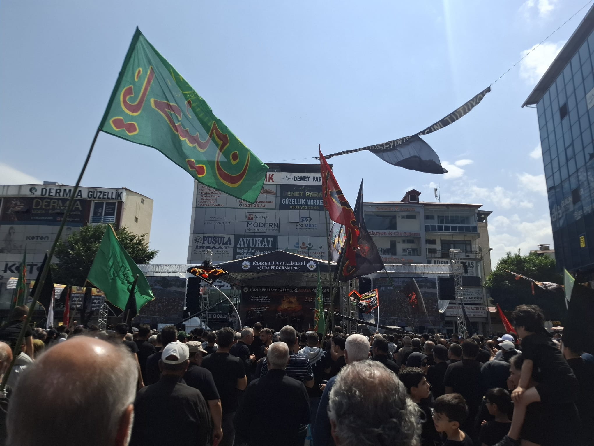 Iğdır Hz. Hüseyin (as) ve Yarenlerinin Yasını Tutuyor