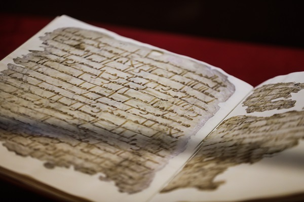 Mısır'da Restorasyonu Tamamlanan 1400 Yıllık El Yazması Kur'an-ı Kerim Sergilendi