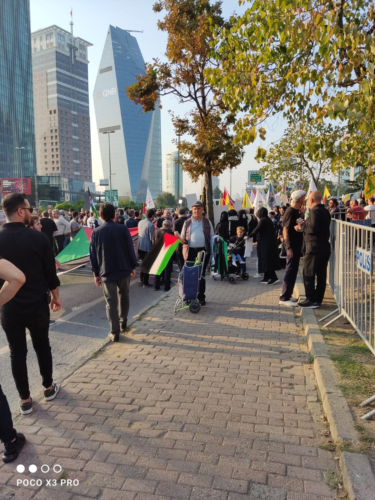 İstanbul'da İsrail Konsolosluğu Önünde Filistin ve Lübnan'a Yönelik Saldırılar Protesto Edildi