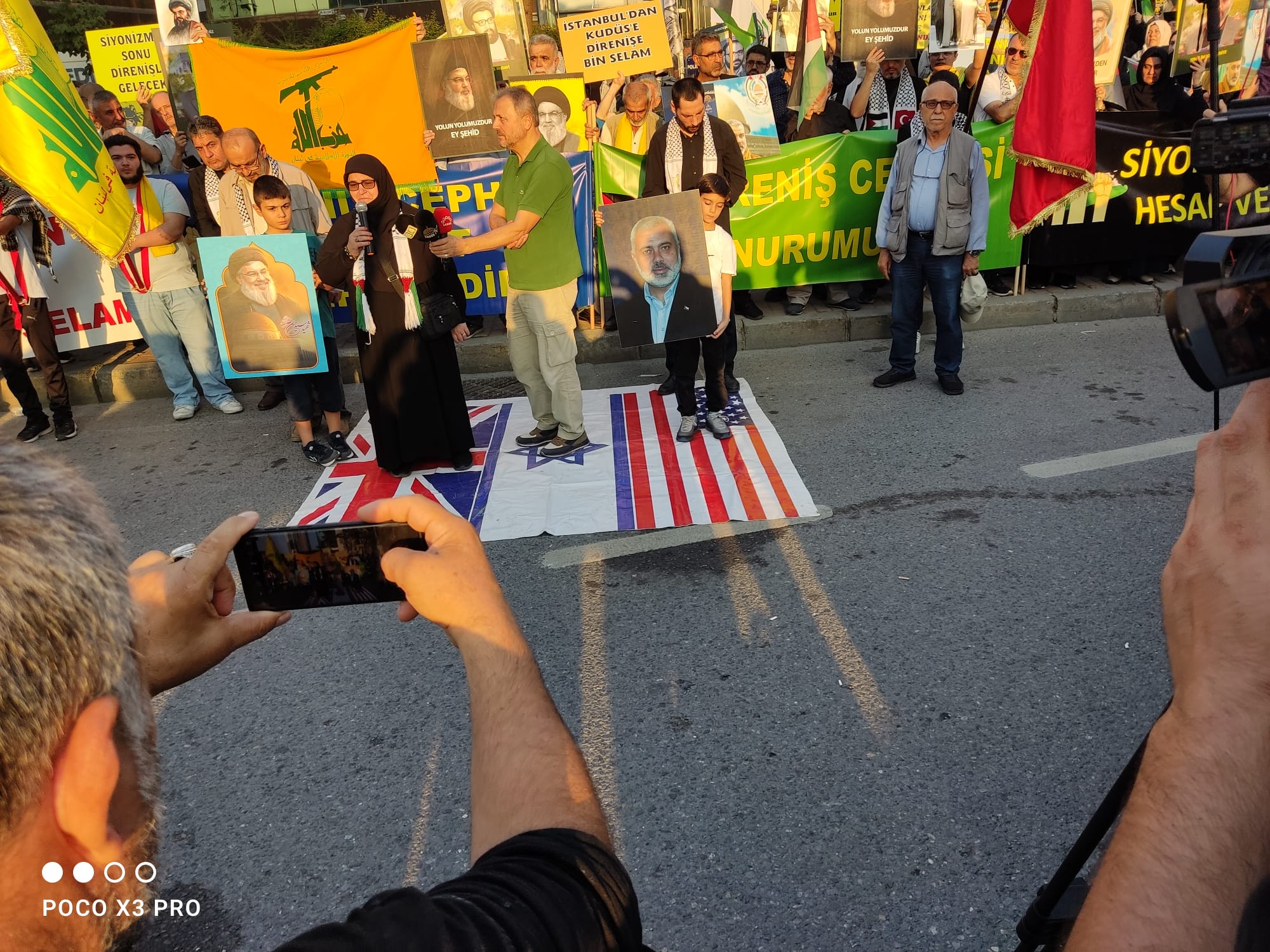 İstanbul'da İsrail Konsolosluğu Önünde Filistin ve Lübnan'a Yönelik Saldırılar Protesto Edildi