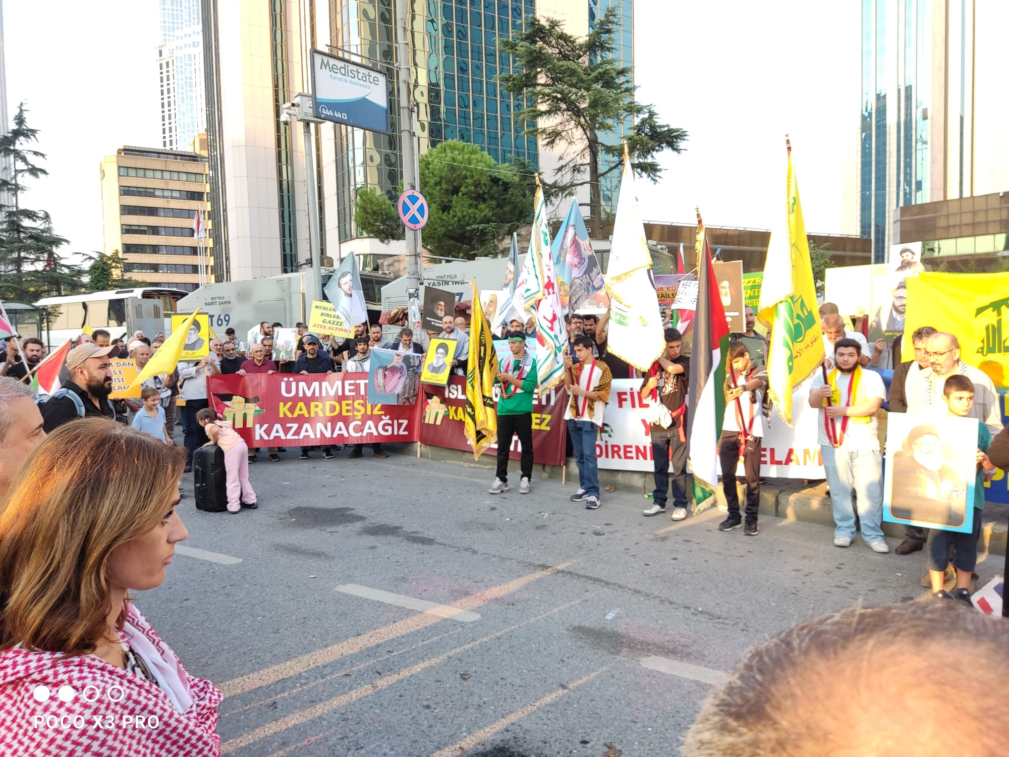 İstanbul'da İsrail Konsolosluğu Önünde Filistin ve Lübnan'a Yönelik Saldırılar Protesto Edildi