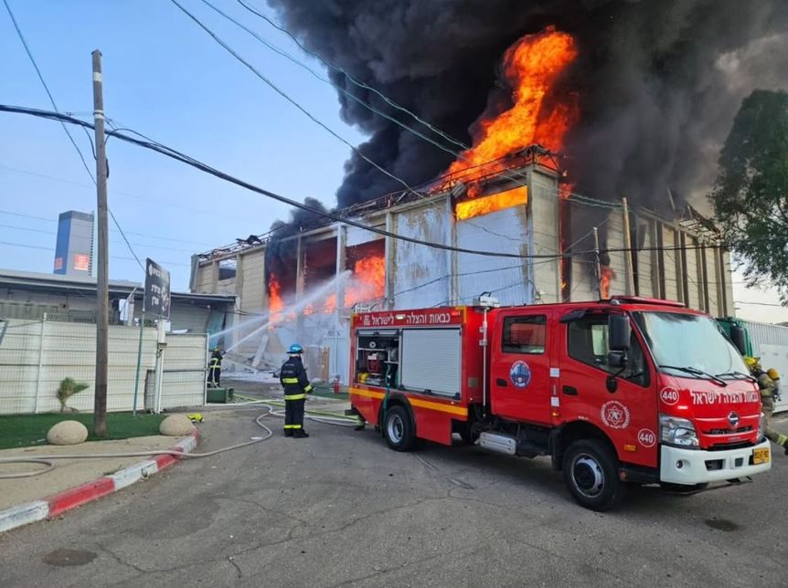 İran'ın Attığı Füze Herzliya'da Bir Binaya İsabet Etti