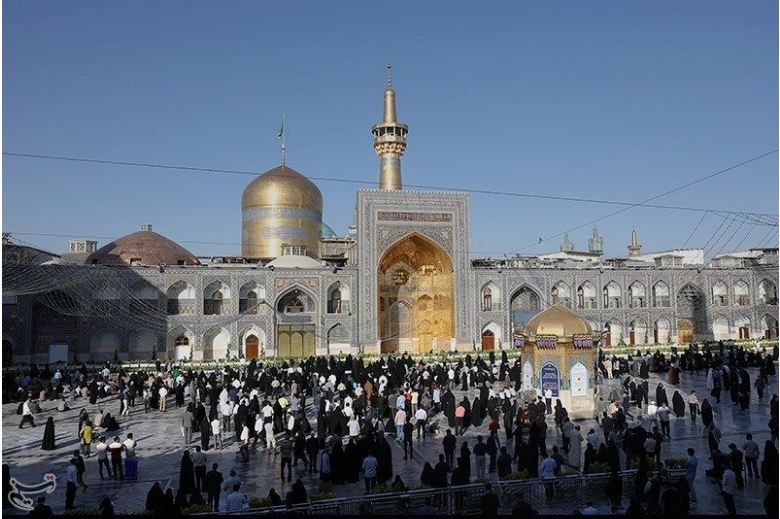 İmam Rıza'nın (a.s) Kutsal Türbesi Ziyaretçiye Açıldı