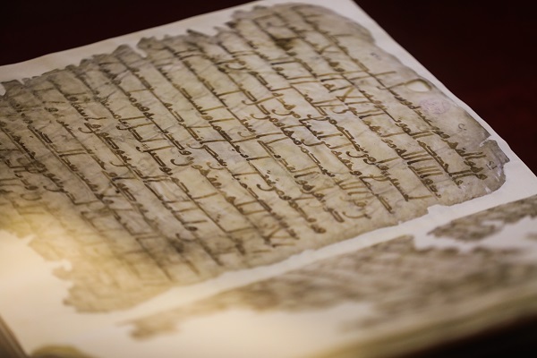 Mısır'da Restorasyonu Tamamlanan 1400 Yıllık El Yazması Kur'an-ı Kerim Sergilendi