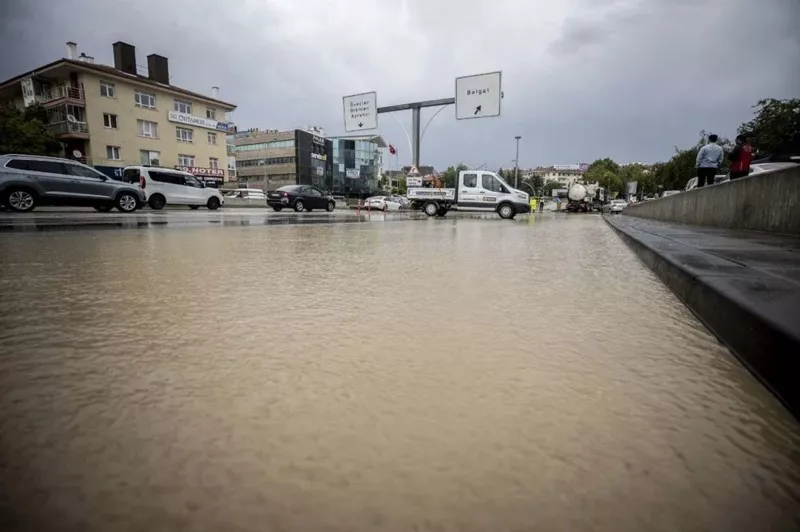 Ankara Sağanak Yağışa Teslim Oldu! Yollar Göle Döndü, Evleri Su Bastı