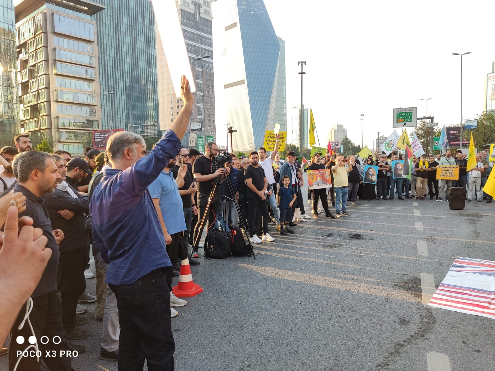 İstanbul'da İsrail Konsolosluğu Önünde Filistin ve Lübnan'a Yönelik Saldırılar Protesto Edildi