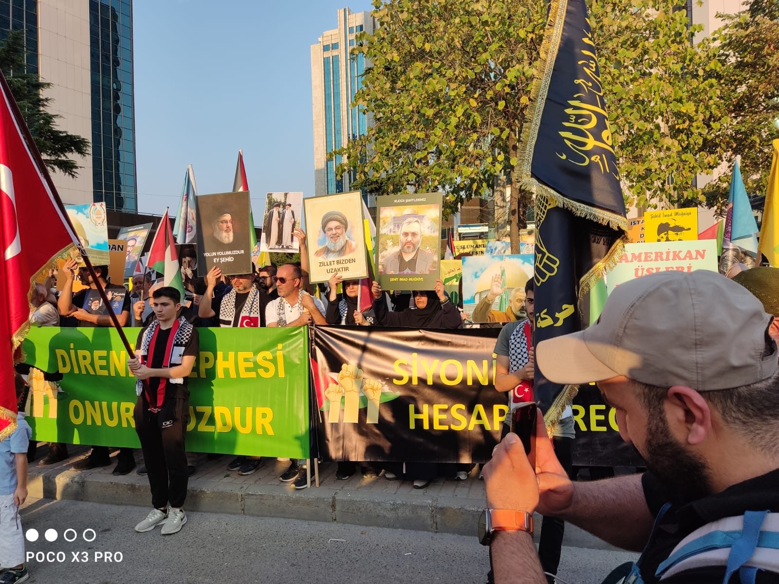 İstanbul'da İsrail Konsolosluğu Önünde Filistin ve Lübnan'a Yönelik Saldırılar Protesto Edildi